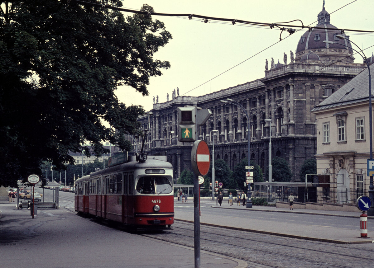 Wien Wiener Stadtwerke-Verkehrsbetriebe (WVB) SL 49 (E1 4676 (SGP 1968)) VII, Neubau, Burggasse / Volkstheater am 21. Juli 1974. - Im Hintergrund befindet sich Naturhistorisches Museum. - Scan eines Diapositivs. Film: AGFA CT 18. Kamera: Minolta SRT-101.