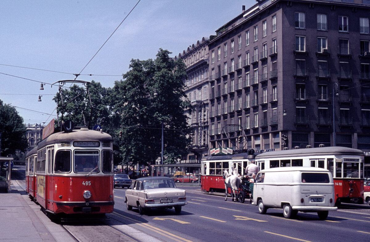 Wien Wiener Stadtwerke-Verkehrsbetriebe (WVB) SL J (L3 495 (Lohnerwerke 1960)) I, Innere Stadt, Opernring am 16. Juli 1974. - Scan eines Diapositivs. Film: AGFA CT 18. Kamera: Minolta SRT-101.
