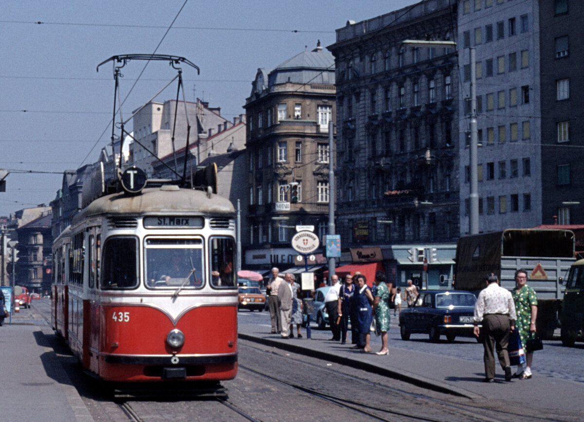 Wien Wiener Stadtwerke-Verkehrsbetriebe (WVB) SL T (T2 435 (Lohnerwerke 1956; Umbau aus T 435)) III, Landstraße, Landstraßer Hauptstraße / Erdberstraße im Juli 1975. - Scan eines Diapositivs. Kamera: Minolta SRT-101.