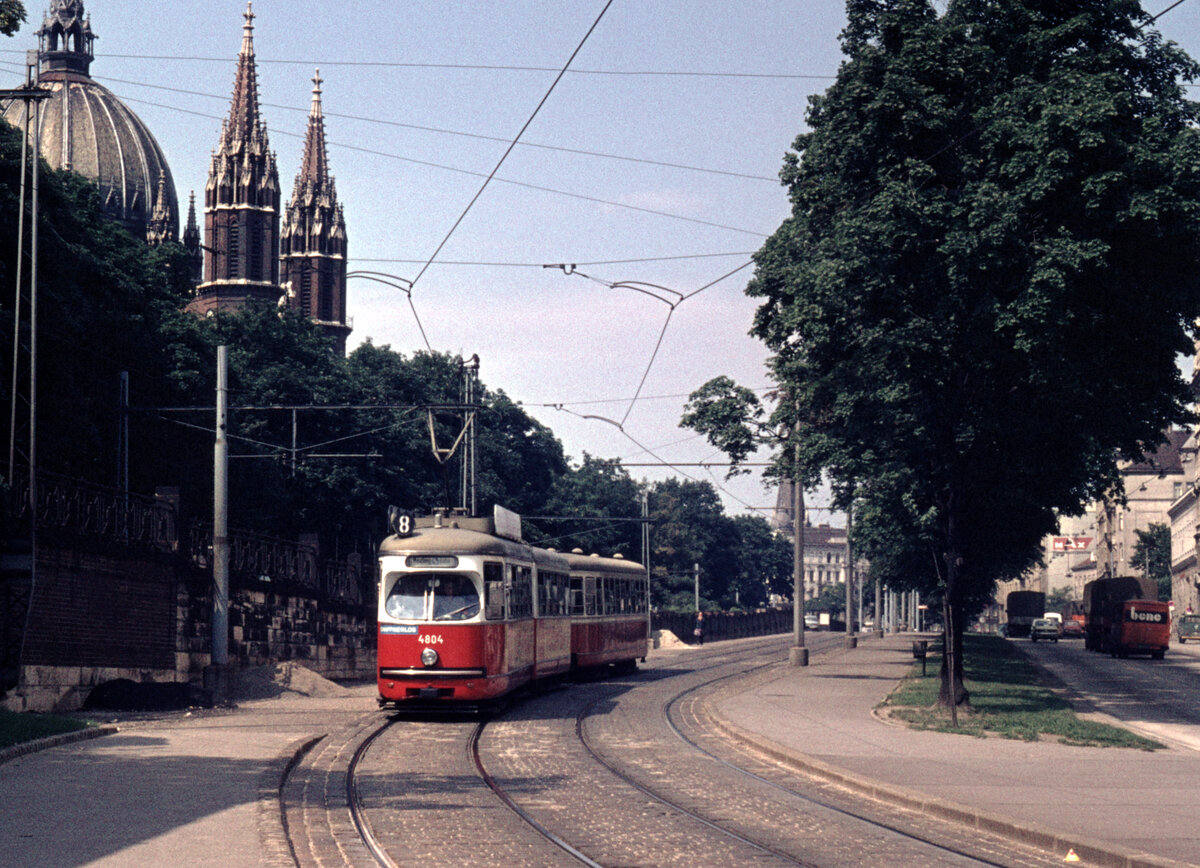 Wien Wiener Stadtwerke-Verkehrsbetriebe (WVB) SL 8 (E1 4804 /SGP 1973)) VI, Mariahilf, Mariahilfer Gürtel / Stadtbahnhaltestelle Gumpendorfer Straße im Juli 1975. - Scan eines Diapositivs. Kamera: Minolta SRT-101.