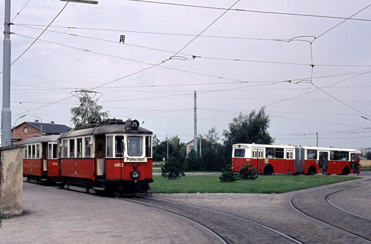 Wien Wiener Stadtwerke-Verkehrsbetriebe (WVB) SL 25 (M 4052 (Simmeringer Waggonfabrik 1928)) XXII, Donaustadt, Kagran, Wagramer Straße / Eipeldauerstraße (Endstation) im Juli 1975. - Scan eines Diapositivs. Kamera: Minolta SRT-101.