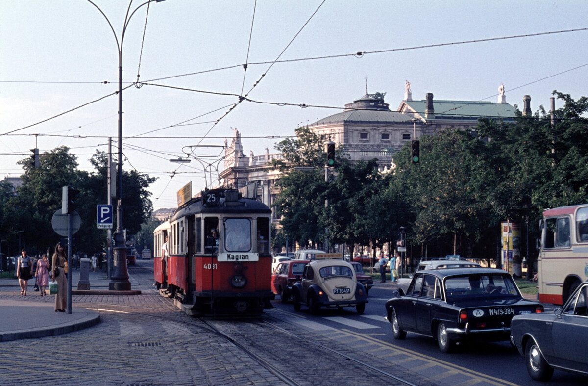 Wien Wiener Stadtwerke-Verkehrsbetriebe (WVB) SL 25K (M 4091 (Lohnerwerke 1929)) I, Innere Stadt, Ringstraße / Volksgarten im Juli 1975. - Im Hintergrund (rechts) das Wiener Burgtheater.