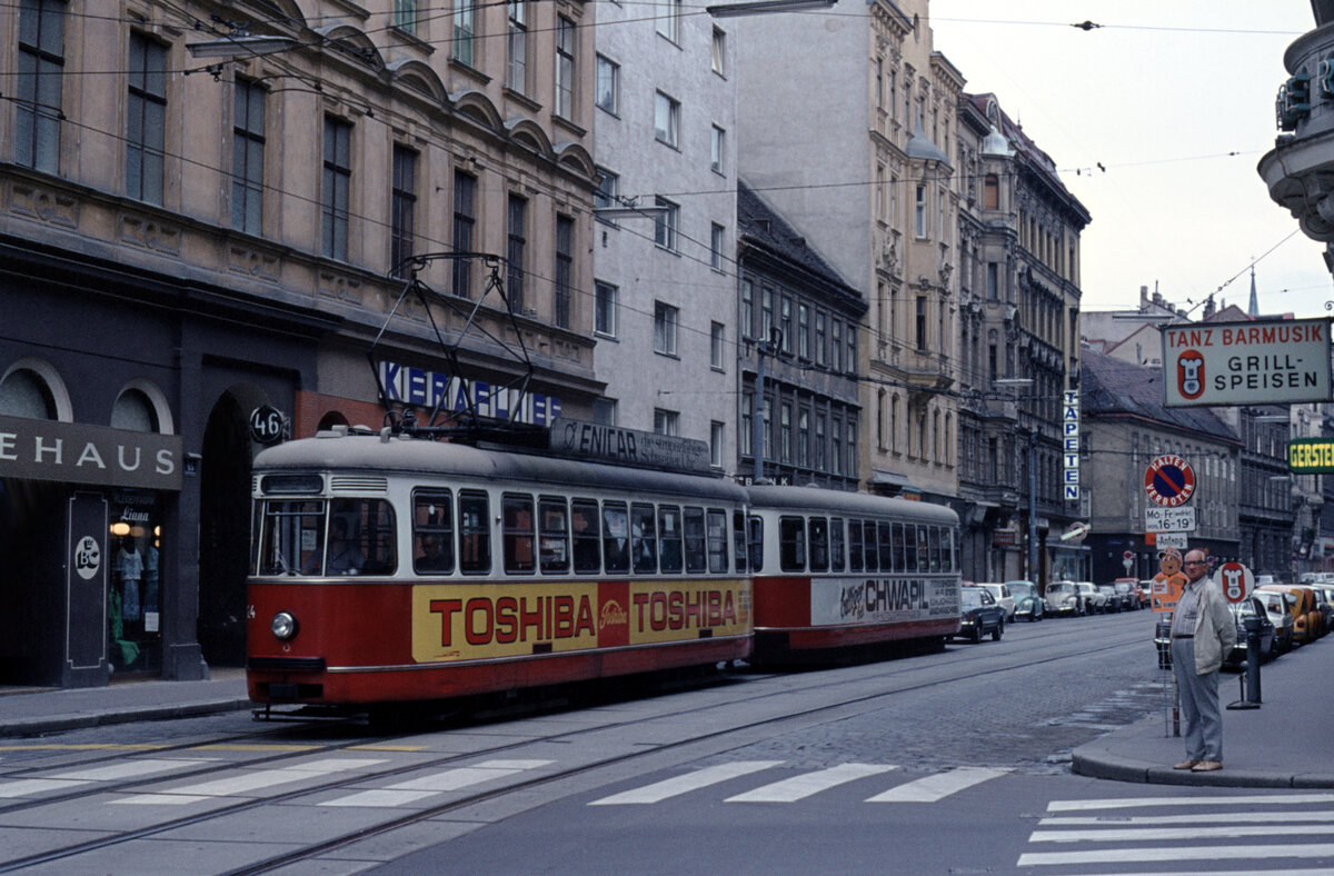 Wien Wiener Stadtwerke-Verkehrsbetriebe (WVB) SL 46 (C1 124 (SGP 1956)) VII, Neubau / VIII, Josefstadt, Lerchenfelder Straße / Neubaugasse im Juli 1975. - Scan eines Diapositivs. Kamera: Minolta SRT-101.