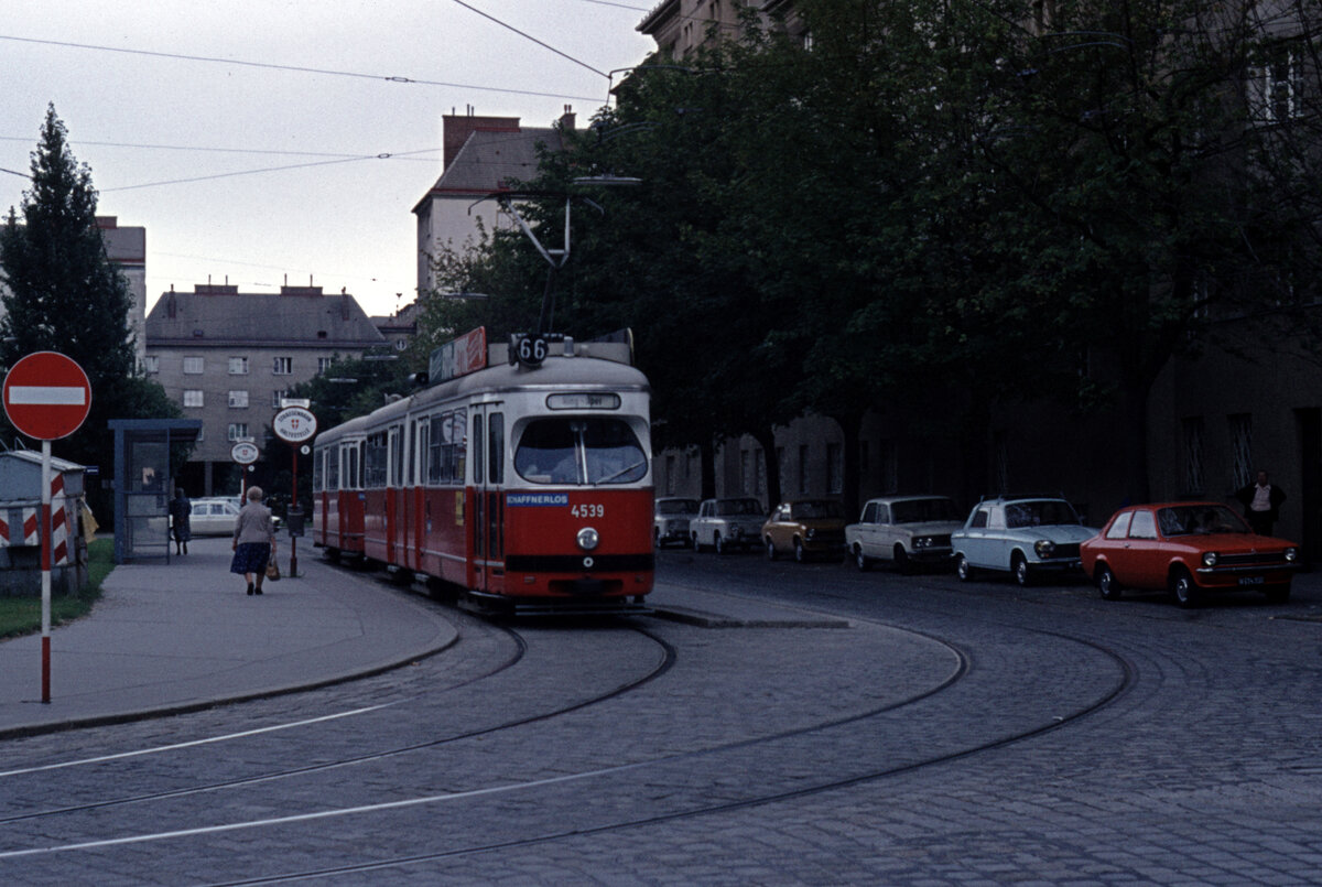Wien Wiener Stadtwerke-Verkehrsbetriebe (WVB) SL 66 (E1 4539 (Bombardier-Rotax, vorm. Lohnerwerke, 1974)) X, Favoriten, Inzersdorf-Stadt, Migerkastraße / Neilreichgasse im Juli 1975. - Scan eines Diapositivs. Kamera: Minolta SRT-101.