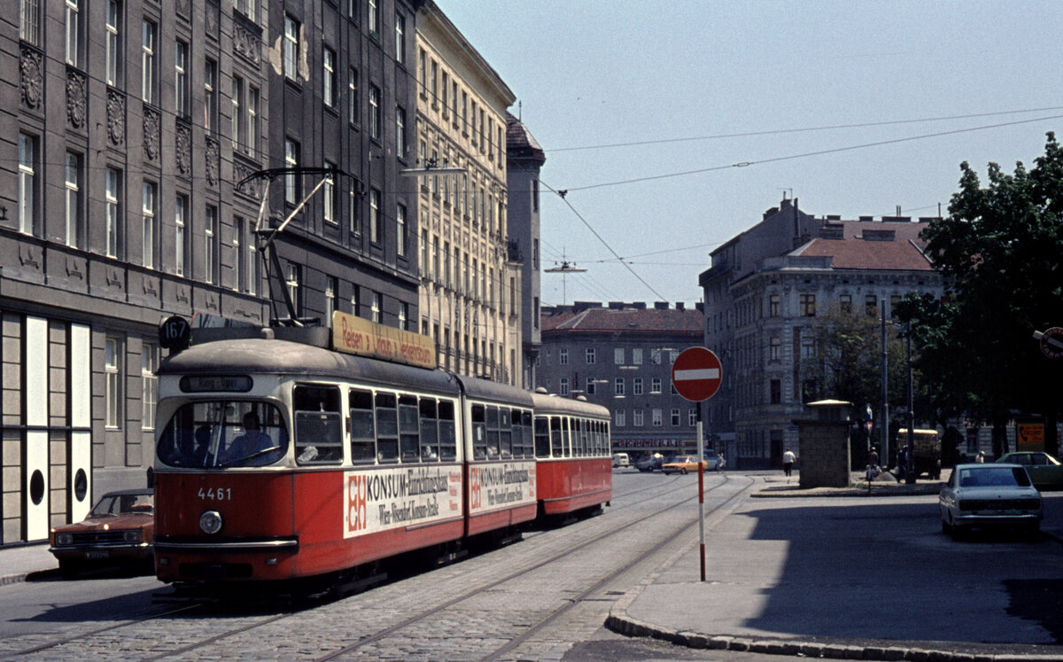 Wien Wiener Stadtwerke-Verkehrsbetriebe (WVB) SL 167 (E1 4461 (Lohnerwerke 1967)) X, Favoriten, Schröttergasse im Juli 1975. - Scan eines Diapositivs. Kamera: Minolta SRT-101.