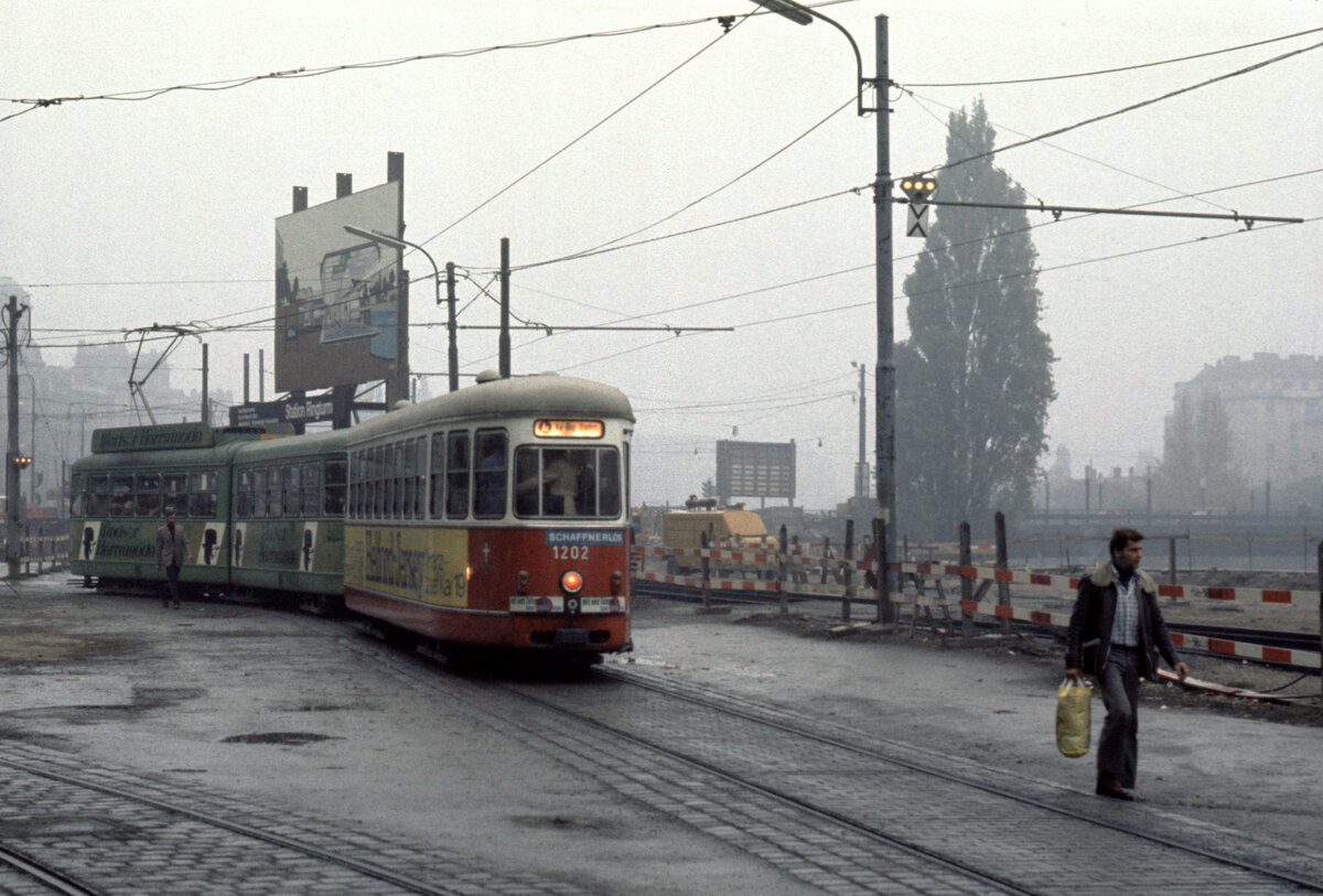 Wien Wiener Stadtwerke-Verkehrsbetriebe (WVB) SL AK (c3 1202 (Lohnerwerke 1960)) I, Innere Stadt, Franz-Josefs-Kai / Schottenring am 3. November 1975. - Scan eines Diapositivs. Film: Kodak Ektachrome 200. Kamera: Minolta SRT-101.