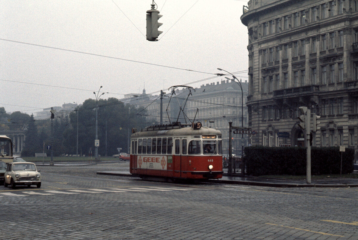 Wien Wiener Stadtwerke-Verkehrsbetriebe (WVB) SL D/ (69) (T2 449 (Lohnerwerke 1956; Umbau: ex T 402, ex 420)) III, Landstraße, Schwarzenbergplatz / Lothringerstraße am 1. November 1975. - Scan eines Diapositivs. Film: Kodak Ektachrome 200. Kamera: Minolta SRT-101.