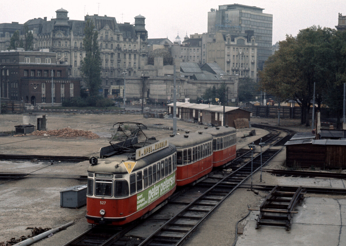 Wien Wiener Stadtwerke-Verkehrsbetriebe (WVB) SL E2 (L(4) 527 (SGP 1960) I, Innere Stadt, Karlsplatz am 2. November 1975. - Scan eines Diapositivs. Film: Kodak Ektachrome 200. Kamera: Minolta SRT-101.
