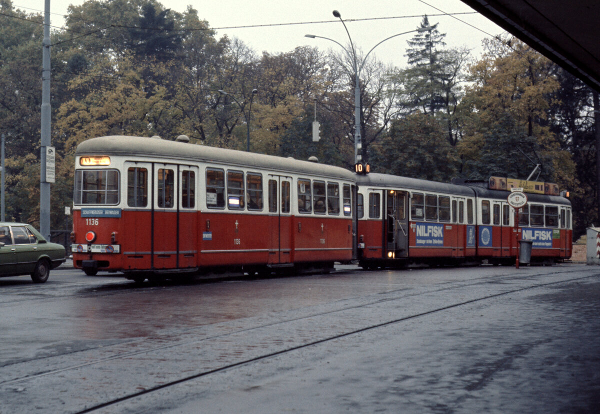 Wien Wiener Stadtwerke-Verkehrsbetriebe (WVB) SL 10 (c3 1136 (Lohnerwerke 1960)) XII, Hietzing, Kennedybrücke am 2. November 1975. - Scan eines Diapositivs. Kamera: Minolta SRT-101.