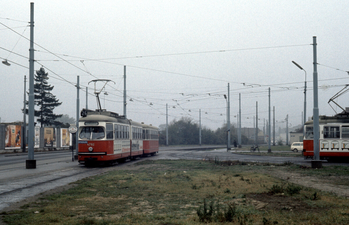 Wien Wiener Stadtwerke-Verkehrsbetriebe (WVB) SL 26 (E1 4792 (SGP 1972)) XXII, Donaustadt, Stadlau, Langobardenstraße / Zschokkegasse am 3. November 1975. - Scan eines Diapositivs. Kamera: Minolta SRT-101.