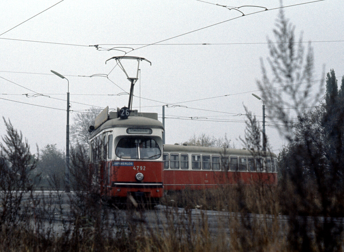 Wien Wiener Stadtwerke-Verkehrsbetriebe (WVB) SL 26 (E1 4792 (SGP 1972)) XXII, Donaustadt, Stadlau, Langobardenstraße / Zschokkegasse am 3. November 1975. - Scan eines Diapositivs. Kamera: Minolta SRT-101.