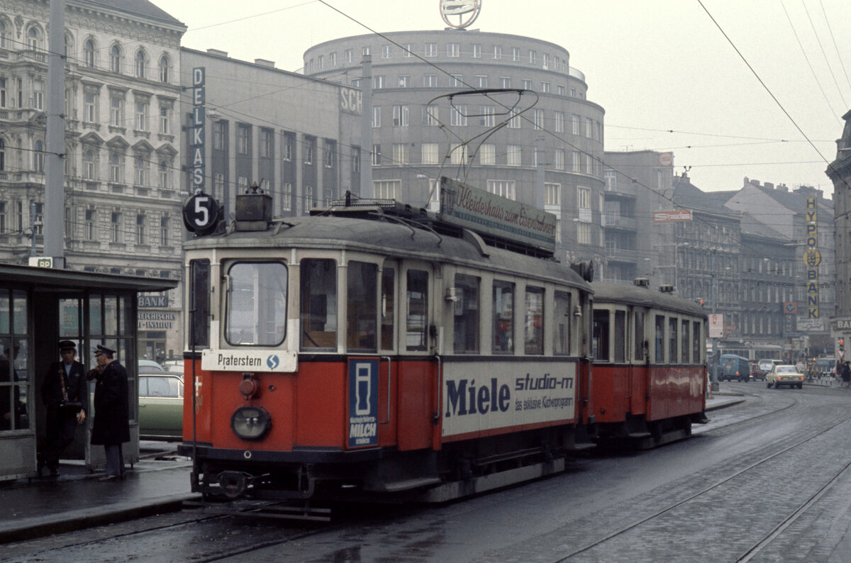 Wien Wiener Stadtwerke-Verkehrsbetriebe (WVB) SL 5 (M+m) VI, Mariahilf, Mariahilfer Straße / Mariahilfer Gürtel (/ Westbahnhof) am 3. November 1975. - Scan eines Diapositivs.