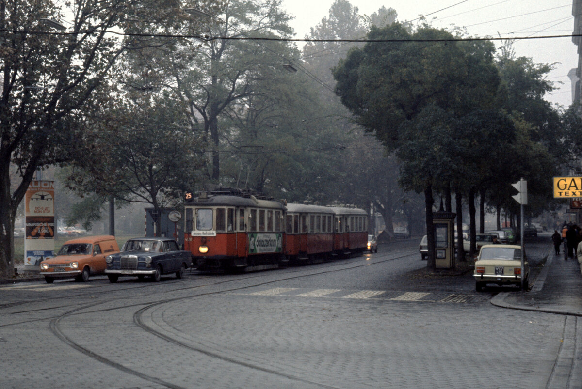Wien Wiener Stadtwerke-Verkehrsbetriebe (WVB) SL 25 (M 4091 (Lohnerwerke 1929)) II, Leopoldstadt, Engerthstraße / Mexikoplatz am 3. November 1975. - Scan eines Diapositivs. Kamera: Minolta SRT-101.