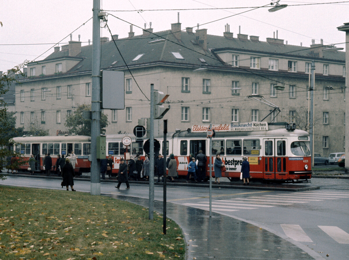 Wien Wiener Stadtwerke-Verkehrsbetriebe (WVB) SL 60 (E1 4529 (Bombardier-Rotax, vorm. Lohnerwerke, 1973)) XIII, Hietzing, Speising, Speisinger Straße / Hermesstraße / Fehlingergasse am 2. November 1975. - Scan eines Diapositivs. Kamera: Minolta SRT-101.