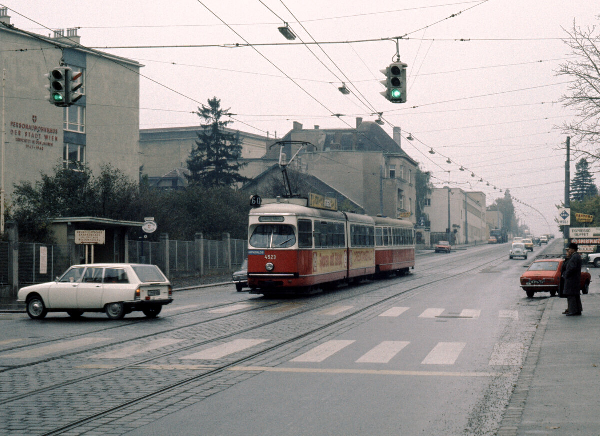Wien Wiener Stadtwerke-Verkehrsbetriebe (WVB) SL 60 (E1 4523 (Lohnerwerke 1973)) XIII, Hietzing, Speising, Speisinger Straße / Riedelgasse am 2. November 1975. - Scan eines Diapositivs. Kamera: Minolta SRT-101.