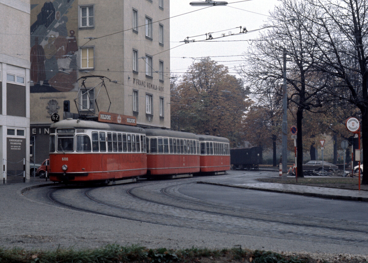Wien Wiener Stadtwerke-Verkehrsbetriebe (WVB) SL 62 (L4 600 (SGP 1961)) XII, Meidling, Schedifkaplatz / Philadelphiabrücke am 2. November 1975. - Scan eines Diapositivs. Kamera: Minolta SRT-101.