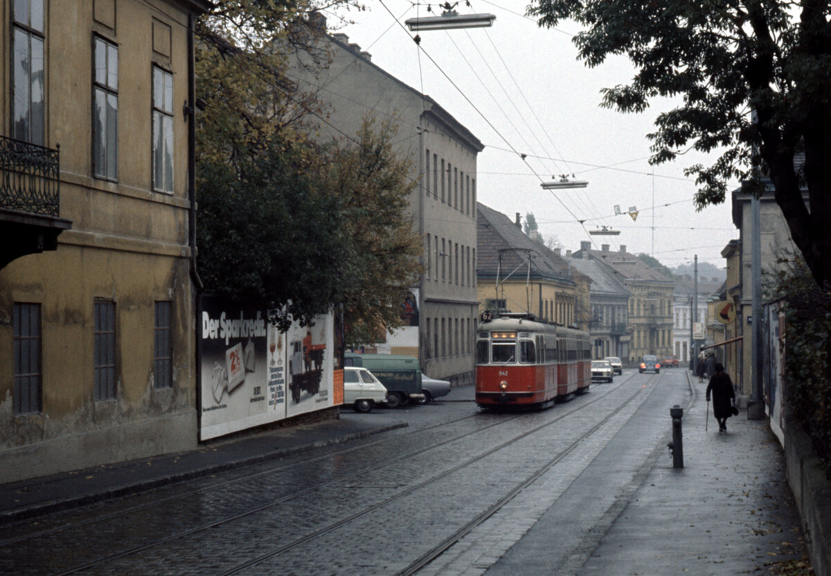 Wien Wiener Stadtwerke-Verkehrsbetriebe (WVB) SL 62 (L4 542 (SGP 1961)) XII, Meidling, Hetzendorf, Hetzendorfer Straße am 2. November 1975. - Scan eines Diapositivs. Kamera: Minolta SRT-101.