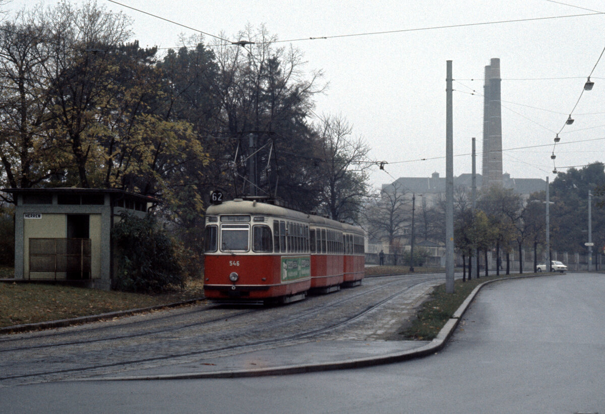 Wien Wiener Stadtwerke-Verkehrsbetriebe (WVB) SL 62 (L4 546 (SGP 1961)) XIII, Hietzing, Speising, Wolkersbergenstraße am 2. November 1975. - Scan eines Diapositivs. Kamera: Minolta SRT-101.