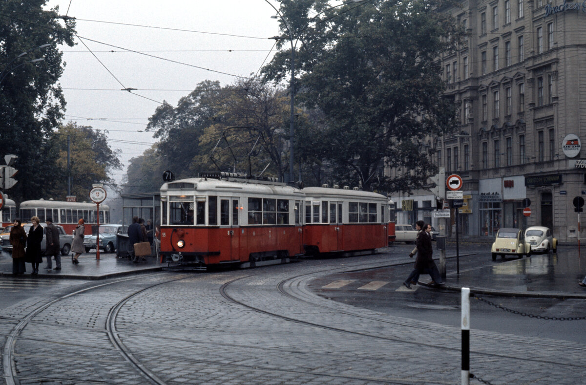 Wien Wiener Stadtwerke-Verkehrsbetriebe (WVB) SL 71 (B 55 (SGP 1951)) I, Innere Stadt, Schubertring / Schwarzenbergplatz am 1. November 1975. - Scan eines Diapositivs. Kamera: Minolta SRT-101.