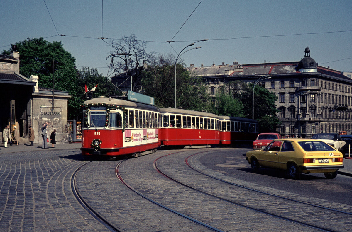 Wien Wiener Stadtwerke-Verkehrsbetriebe (WVB) SL E2 (L(4) 525 (SGP 1960)) III, Landstraße, Johannesgasse / Stadtbahnstation Stadtpark am 1. Mai 1976. - Scan eines Diapositivs. Kamera: Leica CL.