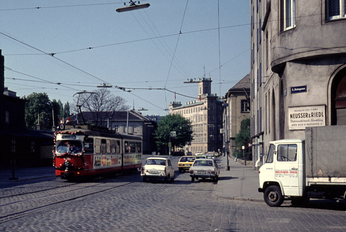 Wien Wiener Stadtwerke-Verkehrsbetriebe (WVB) SL O (E1 4786 (SGP 1972)) III, Landstraße, Hintere Zollamtsstraße / Hetzgasse am 1. Mai 1976. - Scan eines Diapositivs. Kamera: Leica CL.