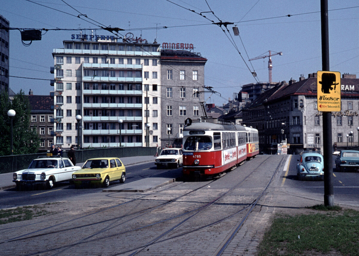 Wien Wiener Stadtwerke-Verkehrsbetriebe (WVB) SL A (E1 4785 (SGP 1972)) I, Innere Stadt, Aspernbrücke am 2. Mai 1976. . Scan eines Diapositivs. Kamera: Leica CL.