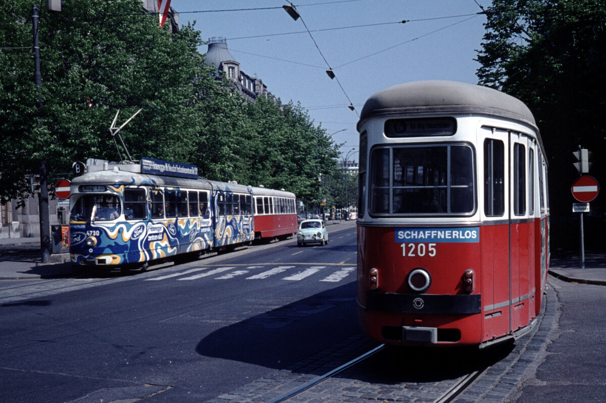 Wien Wiener Stadtwerke-Verkehrsbetriebe (WVB) SL B (E1 4730 (SGP 1971) / SL BK (c3 1205 (Lohnerwerke 1960)) I, Innere Stadt, Stubenring am 2. Mai 1976. - Der E1 4730 verkehrte von 1974 bis 1978 mit der Totalwerbung für die Firma Ford Hinteregger. - Scan eines Diapositivs. Kamera: Leica CL.
