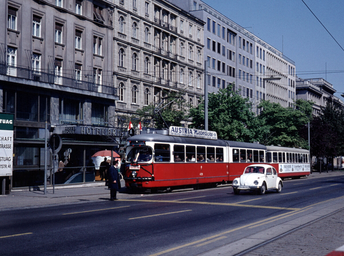 Wien Wiener Stadtwerke-Verkehrsbetriebe (WVB) SL A (E1 4729 (SGP 1971)) I, Innere Stadt, Kärntner Ring / Kärntner Straße am 1. Mai 1976. - Scan eines Diapositivs. Kamera: Leica CL.