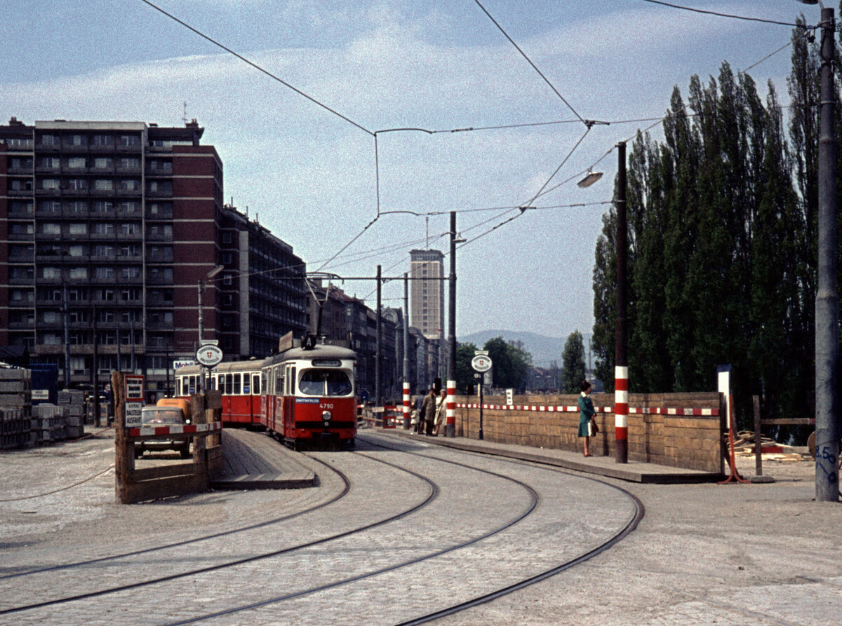 Wien Wiener Stadtwerke-Verkehrsbetriebe (WVB) SL A (E1 4790 (SGP 1972)) I, Innere Stadt, Franz-Josefs-Kai / Marienbrücke am 2. Mai 1976. - Scan eines Diapositivs. Kamera: Leica CL.
