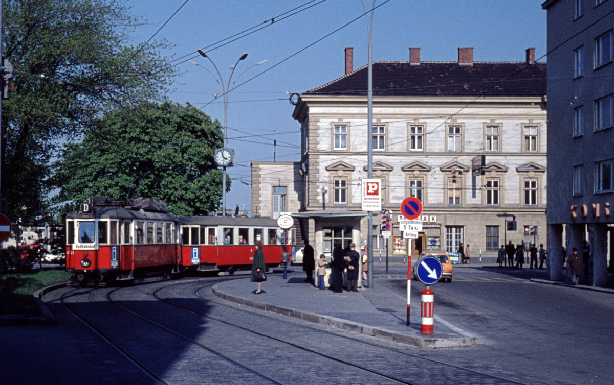 Wien Wiener Stadtwerke-Verkehrsbetriebe (WVB) SL D (M 4143 (Simmeringer Waggonfabrik 1929)) XIX, Döbling, Nußdorf, Nußdorfer Platz / ÖBB-Bf Nußdorf am 30. April 1976. - Das Zielschild zeigt 'Südbahnhof', aber der Zug fährt nach Nußdorf, Zahnradbahnstraße. - Scan eines Diapositivs. Kamera: Leica CL.