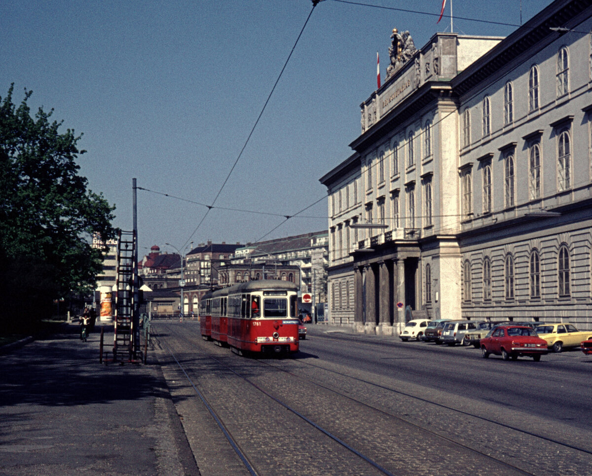 Wien Wiener Stadtwerke-Verkehrsbetriebe (WVB) SL E2 (l 1761 (Karrosseriefabrik Gräf&Stift 1960)) III, Landstraße, Am Heumarkt am 1. Mai 1976. - Rechts das Münzamt. - Scan eines Diapositivs. Kamera: Leica CL.
