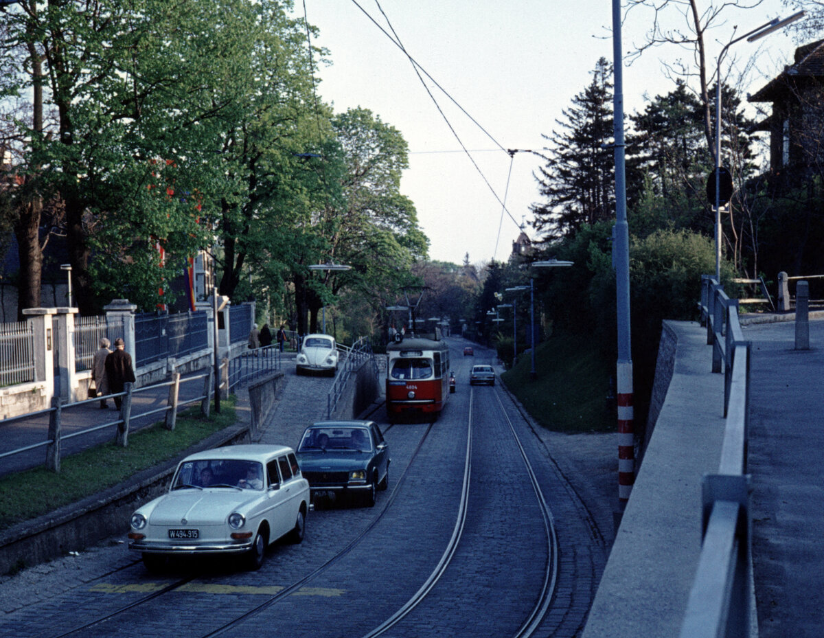 Wien Wiener Stadtwerke-Verkehrsbetriebe (WVB) SL G2/ (E1 4804 (SGP 1973)) XI, Döbling, Unterdöbling, Hohe Warte am 1. Mai 1976. . Scan eines Diapositivs. Kamera: Leica CL.