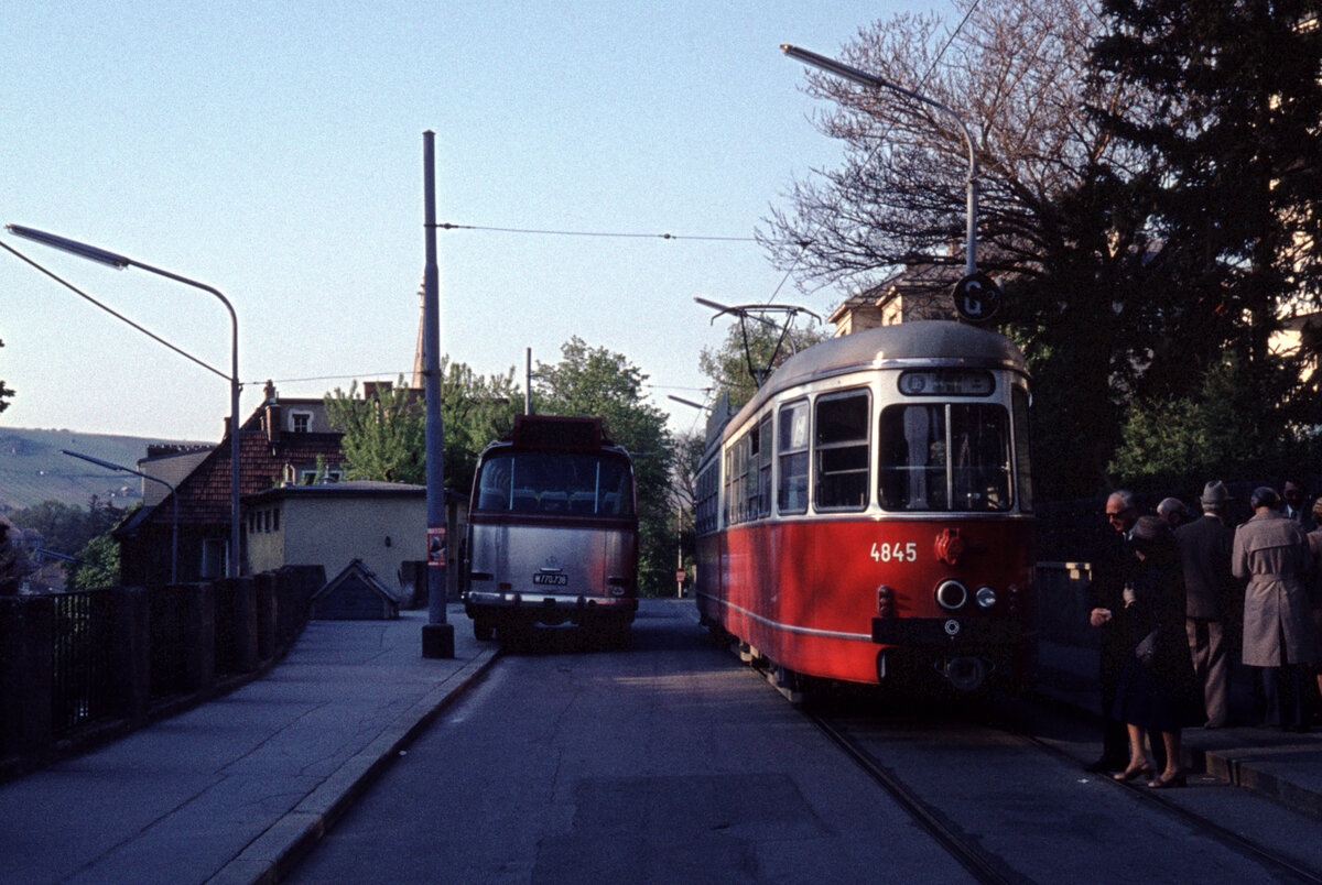 Wien Wiener Stadtwerke-Verkehrsbetriebe (WVB) SL G2/ (E1 4845 (SGP 1975)) XIX, Döbling, Heiligenstadt, Wollergasse am 1. Mai 1976. - Scan eines Diapositivs. Kamera: Leica CL.