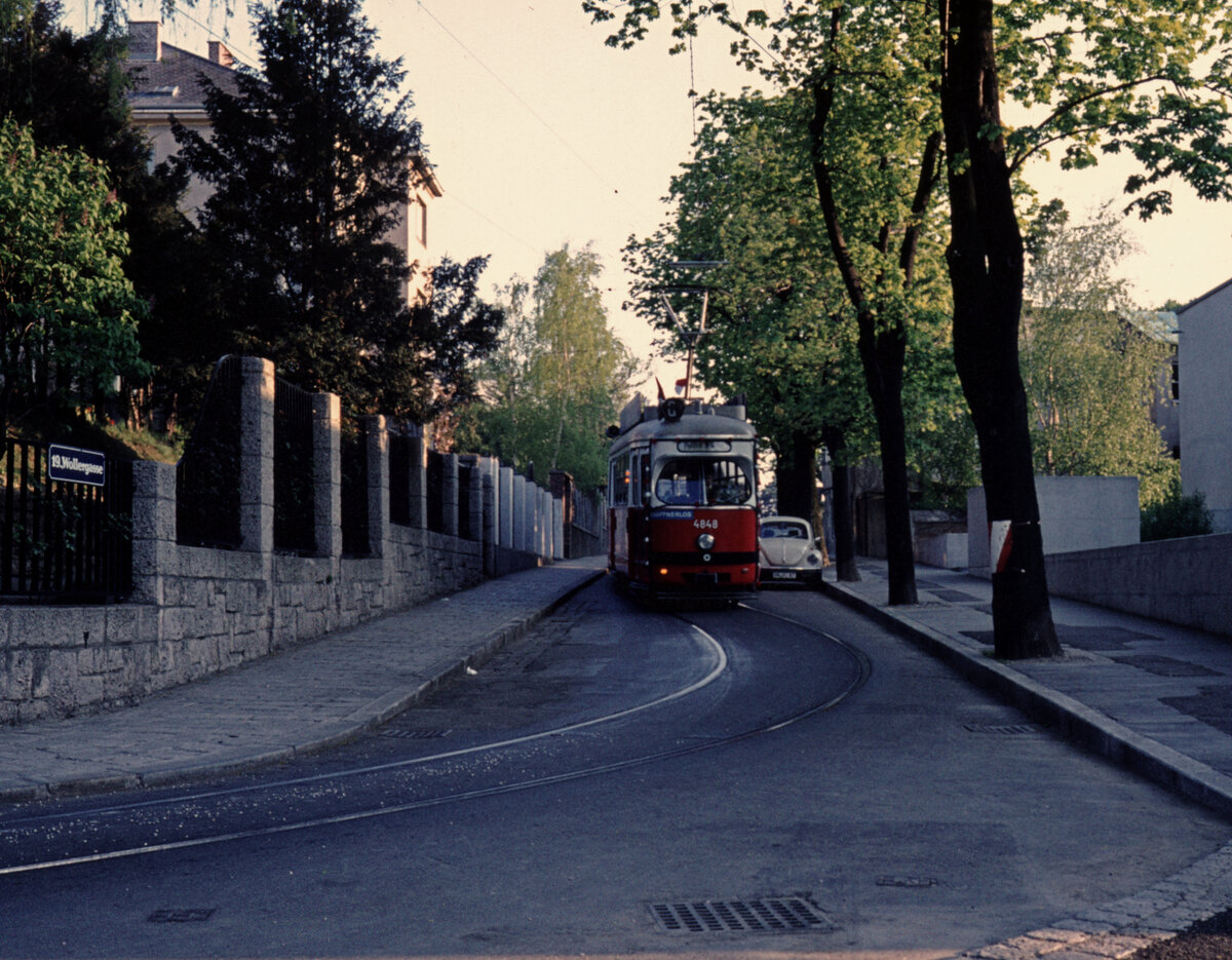 Wien Wiener Stadtwerke-Verkehrsbetriebe (WVB) SL G2/ (E1 4848 (SGP 1975)) XIX, Döbling, Heiligenstadt, Wollergasse am 1. Mai 1976. - Scan eines Diapositivs. Kamera: Leica CL. 