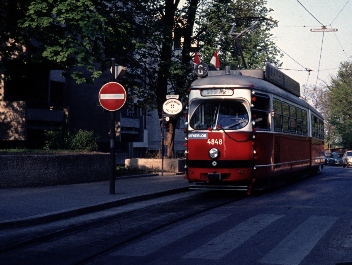 Wien Wiener Stadtwerke-Verkehrsbetriebe (WVB) SL G2/ (E1 4848 (SGP 1975)) XIX, Döbling, Heiligenstadt, Geweygasse am 1. Mai 1976. - Scan eines Diapositivs. Kamera: Leica CL.