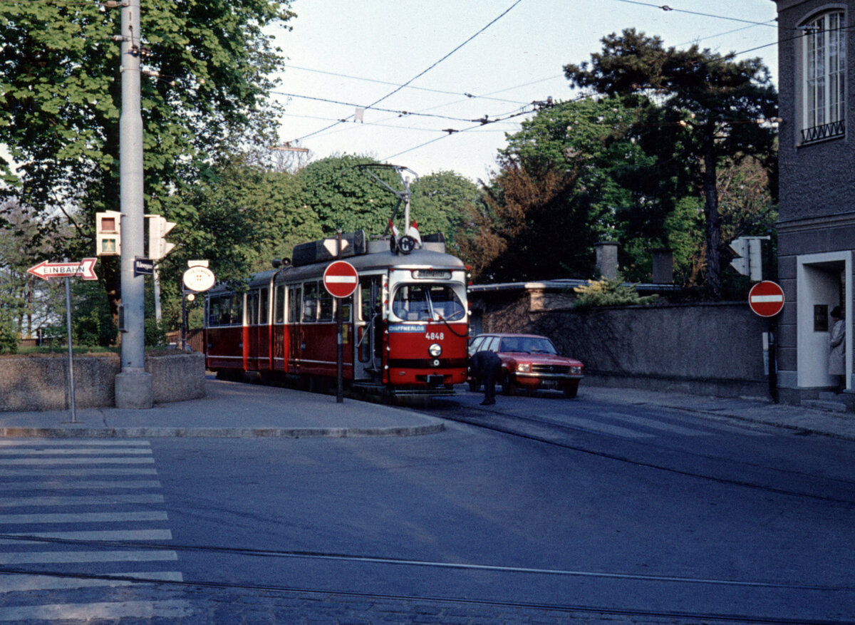 Wien Wiener Stadtwerke-Verkehrsbetriebe (WVB) SL G2/ (E1 4848 (SGP 1975)) XIX, Döbling, Heiligenstadt, Geweygasse am 1. Mai 1976. - Scan eines Diapositivs. Kamera: Leica CL.