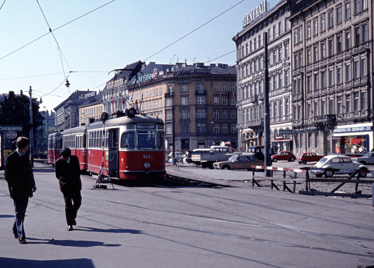 Wien Wiener Stadtwerke-Verkehrsbetriebe (WVB) SL H2 (L(4) 503 (SGP 1960)) I, Innere Stadt / IV, Wieden, Karlsplatz am 1. Mai 1976. - Scan eines Diapositivs. Kamera: Leica CL. 