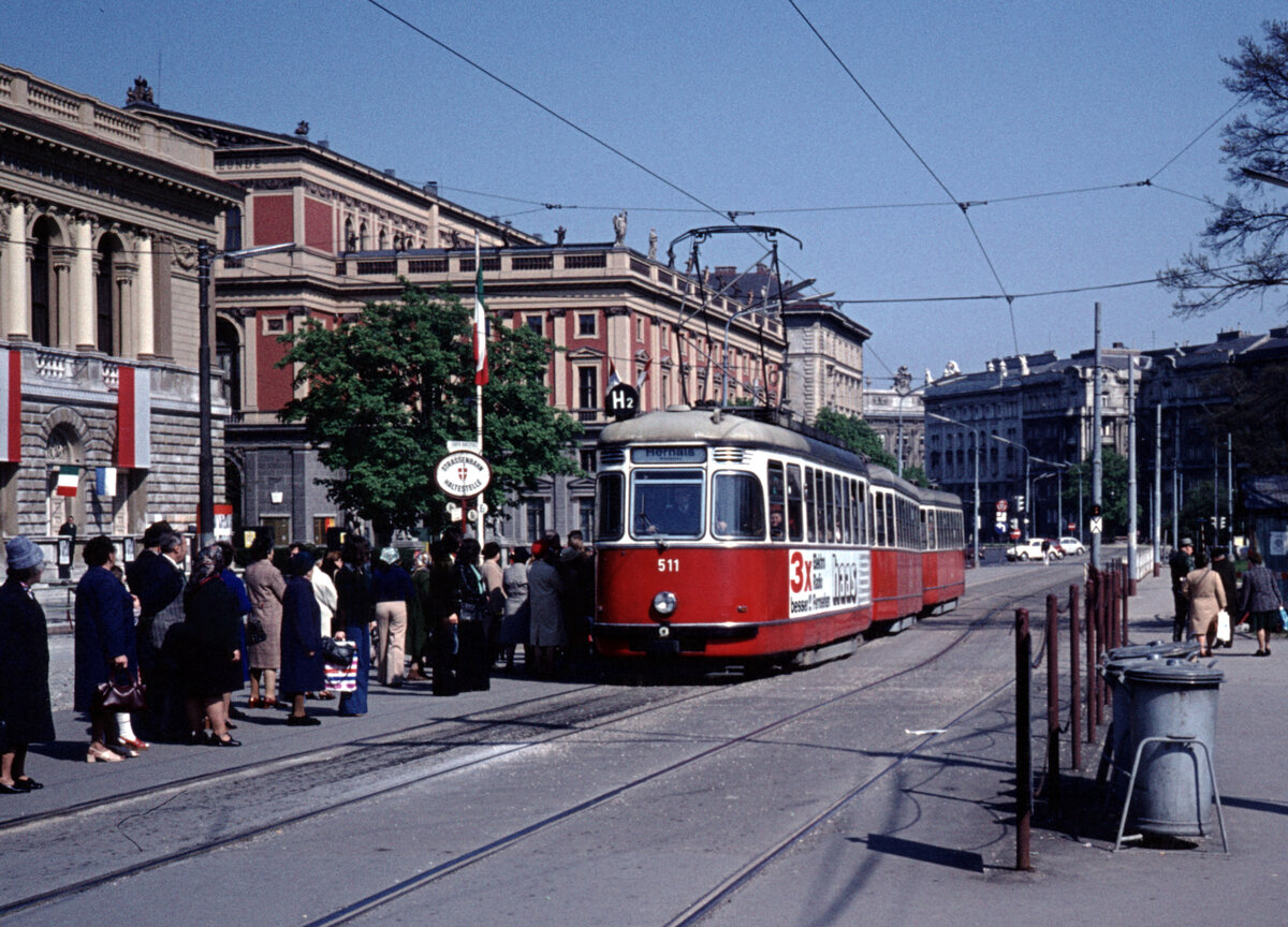 Wien Wiener Stadtwerke-Verkehrsbetriebe (WVB) SL H2 (L(4) 511 (SGP 1960)) I, Innere Stadt / IV, Wieden, Karlsplatz am 1. Mai 1976. - Die Gebäude auf der linken Seite im Bild sind das Künstlerhaus und das Musikvereinsgebäude. - Scan eines Diapositivs. Film: AGFA Agfachrome. Kamera: Leica CL.