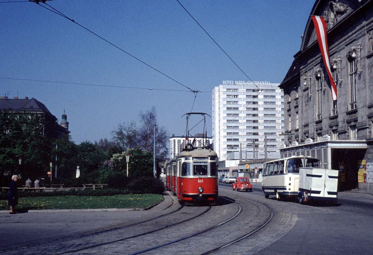 Wien Wiener Stadtwerke-Verkehrsbetriebe (WVB) SL H2 (L(4) 501 (SGP 1960)) I, Innere Stadt / III, Landstraße, Lothringerstraße / Akademietheater am 1. Mai 1976. - Scan eines Diapositivs. Film: AGFA Agfachrome. Kamera: Leica CL.