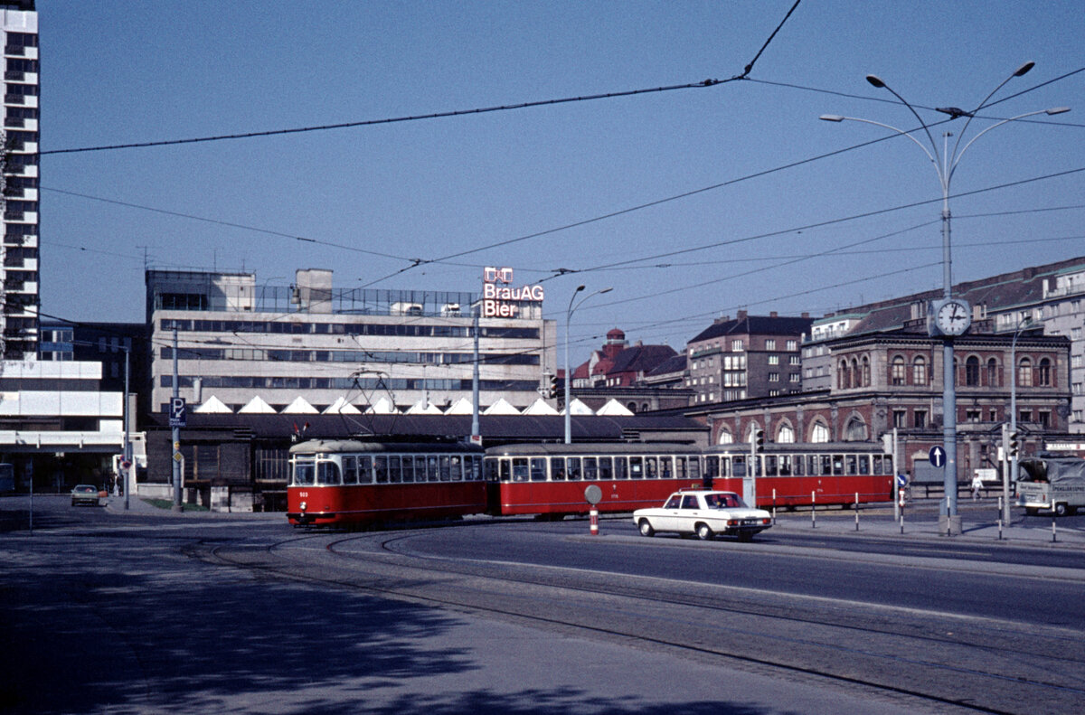 Wien Wiener Stadtwerke-Verkehrsbetriebe (WVB) SL H2 (L(4) 503 + l + l) III, Landstraße, Große Ungarbrücke am 1. Mai 1976. - Das ältere Gebäude rechts war die Zentrale Fleischhalle (in der Invalidenstraße). - Scan eines Diapositivs. Film: AGFA Agfachrome. Kamera: Leica CL.