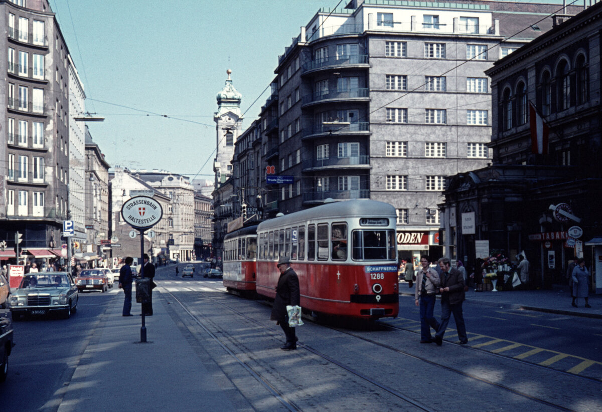 Wien Wiener Stadtwerke-Verkehrsbetriebe (WVB) SL J (c3 1288 (Lohnerwerke 1962)) III, Landstraße, Landstraßer Hauptstraße / Invalidenstraße / Stadtbahnhof und S-Bahnhof Landstraße am 2. Mai 1976. - Scan eines Diapositivs. Kamera: Leica CL.