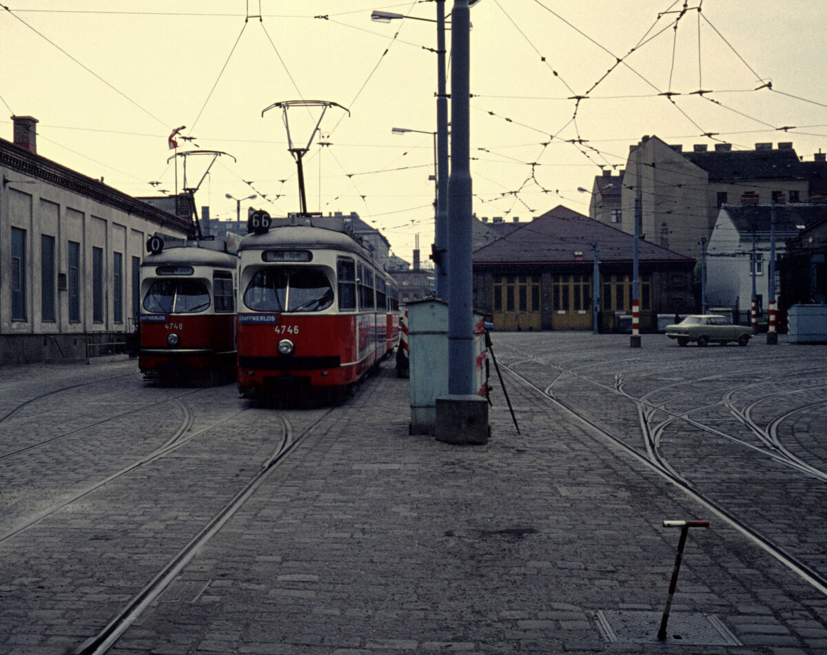 Wien Wiener Stadtwerke-Verkehrsbetriebe (WVB) SL O (E1 4748) / SL 66 (E1 4746) X, Favoriten, (Straßenbahnbetriebs-)Bahnhof Favoriten am 2. Mai 1976. - Simmering-Graz-Pauker, Werk Simmering (SGP) baute 1971 die beiden Straßenbahnfahrzeuge. - Scan eines Diapositivs. Kamera: Leica CL.