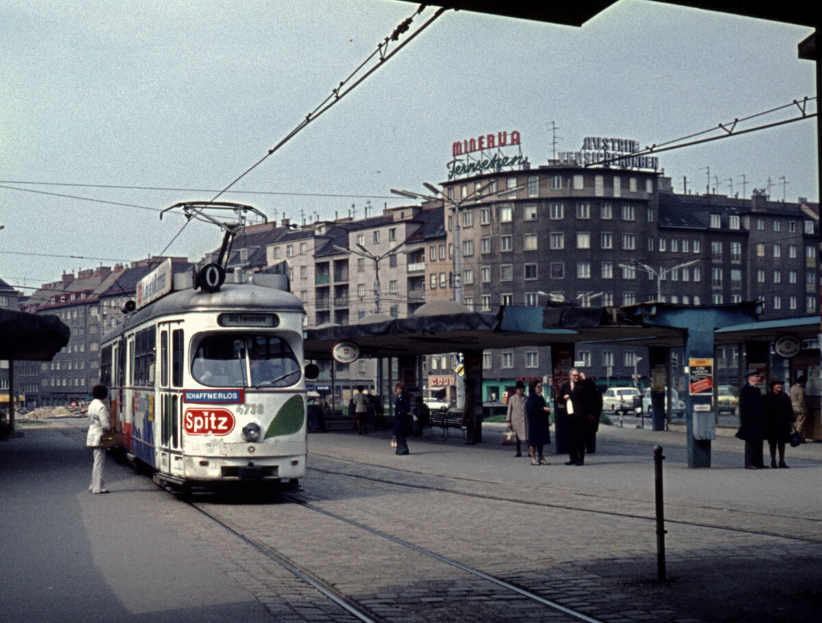 Wien Wiener Stadtwerke-Verkehrsbetriebe (WVB) SL O (E1 4738 (SGP 1971)) IV, Wieden / X, Favoriten, Südtiroler Platz am 2. Mai 1976. - Von 1975 bis 1984 warb der E1 4738 für die Firma Spitz. - Scan eines Diapositivs. Kamera: Leica CL.