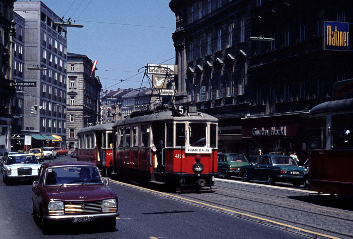 Wien Wiener Stadtwerke-Verkehrsbetriebe (WVB) SL 5 (M 4126 + m3 542? (Simmeringer Waggonfabrik 1929 bzw. Grazer Waggonfabrik 1929)) IX, Alsergrund, Nußdorfer Straße am 30. April 1976. - Scan eines Diapositivs. Kamera: Leica CL.
