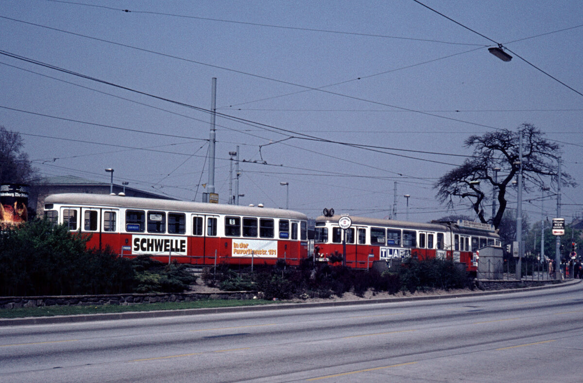 Wien Wiener Stadtwerke-Verkehrsbetriebe (WVB) SL 6 (E1 + c2/3) VI, Mariahilf, Mariahilfer Gürtel / Mariahilfer Straße / Westbahnhof (Endstation) am 3. Mai 1976. - Scan eines Diapositivs. Kamera: Leica CL.