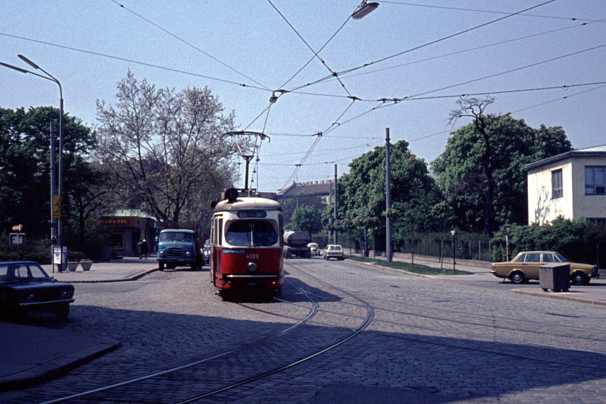 Wien Wiener Stadtwerke-Verkehrsbetriebe (WVB) SL 6 (E1 4509 (Lohnerwerke 1972)) XI, Simmering, Geiselbergstraße / Sedlitzkygasse / Gottschalkgasse am 3. Mai 1976. - Scan eines Diapositivs. Kamera: Leica CL.