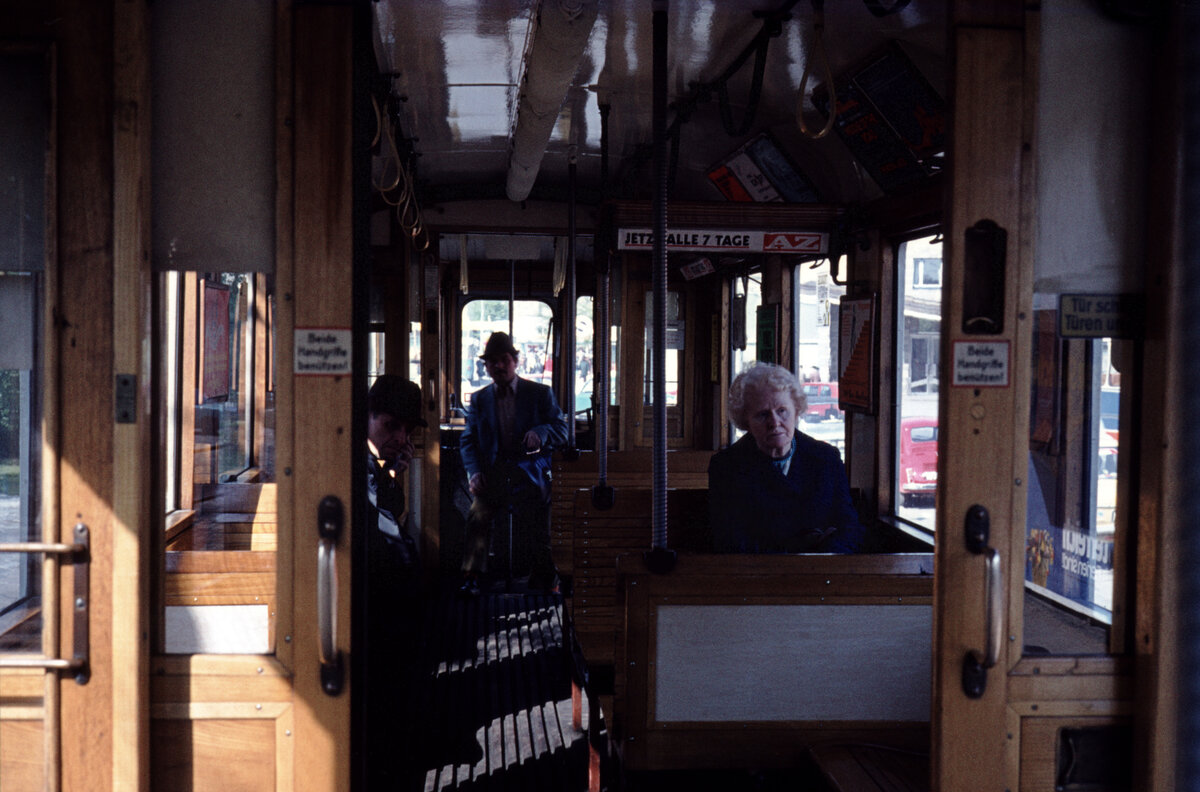 Wien Wiener Stadtwerke-Verkehrsbetriebe (WVB) SL 31/5: Interieur eines M-Wagens am 30. April 1976. - Scan eines Diapositivs. Kamera: Leica CL.