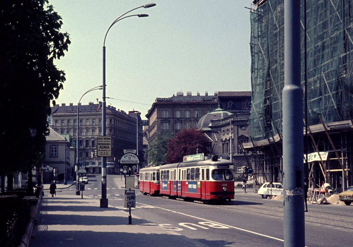 Wien Wiener Stadtwerke-Verkehrsbetriebe (WVB) SL 49 (E1 4668 (SGP 1967)) I, Innere Stadt, Bellariastraße am 2. Mai 1976. - Scan eines Diapositivs. Kamera: Leica CL.