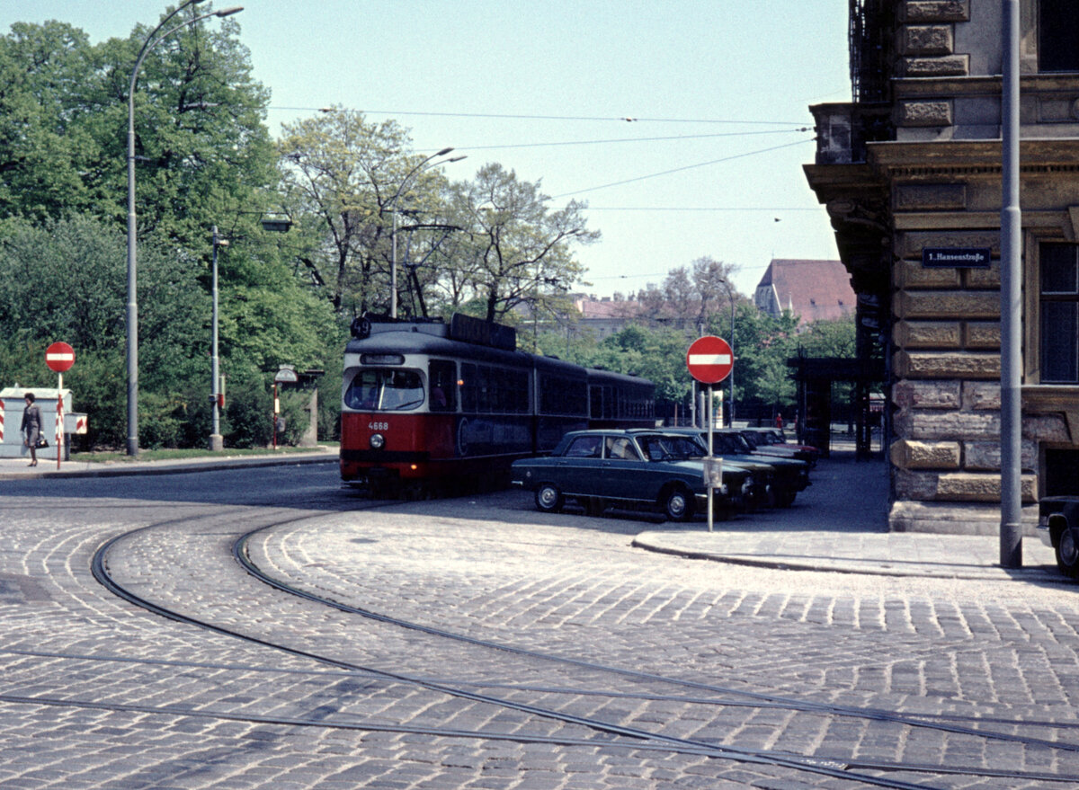 Wien Wiener Stadtwerke-Verkehrsbetriebe (WVB) SL 49 (E1 4668 (SGP 1967)) I, Innere Stadt, Schmerlingplatz am 2. Mai 1976. - Scan eines Diapositivs. Kamera: Leica CL.