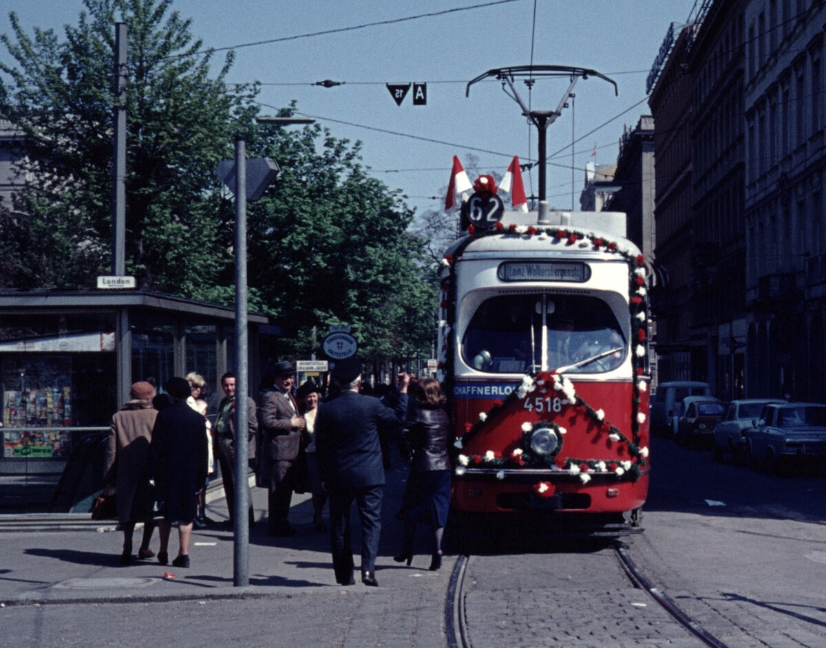 Wien Wiener Stadtwerke-Verkehrsbetriebe (WVB) SL 62 (E1 4518 (Lohnerwerke 1973)) I, Innere Stadt, Kärntner Ring / Kärntner Straße am 1. Mai 1976. - Scan eines Diapositivs. Kamera: Leica CL.